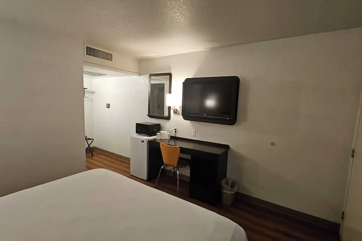 Room 11 of 37